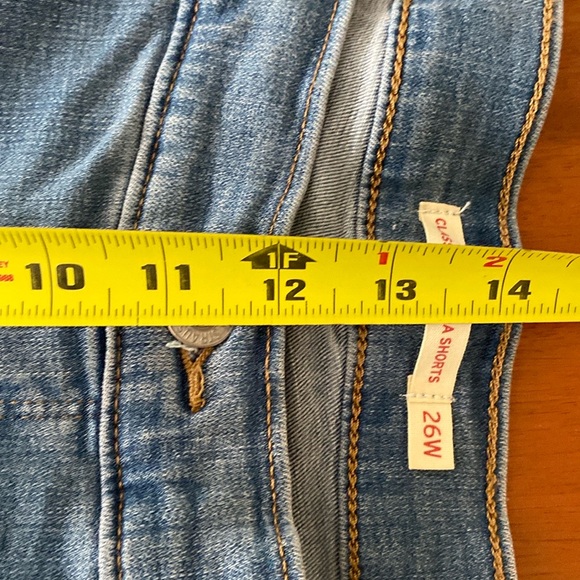 ✨NWOT✨Levi’s | Medium-Wash Denim Cuffed Classic Bermuda Jean Shorts Sz 26W-Wide - Picture 16 of 16